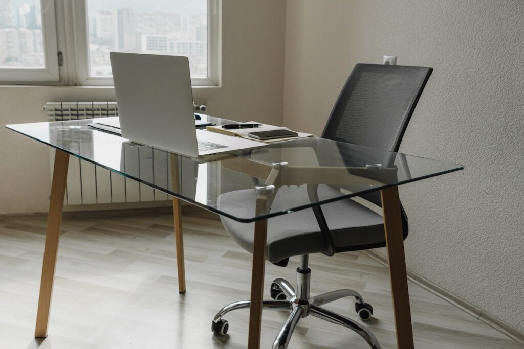 1. Amenajarea biroului - care sunt pasii pentru amenajarea unui birou- birou amenajat predominant alb, computere si tablouri-min