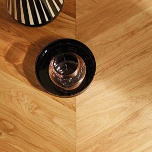 Parchet triplu stratificat,BOEN,CHEVRON,Stejar Transparent Adagio, Lemn deschis, Natural, Chevron 60°, Periat, Live Natural oil, Uleiat,14x138x611mm, incalzire in pardoseala