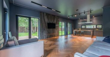 Parchetul Herringbone face camera să pară mai mare sau mai mică Recomandări de parchet Herringbone pentru camere mai aerisite în 2026