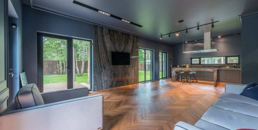 Parchetul Herringbone face camera să pară mai mare sau mai mică Recomandări de parchet Herringbone pentru camere mai aerisite în 2026